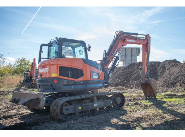 Midiexcavator SUNWARD 90 UF de vanzare